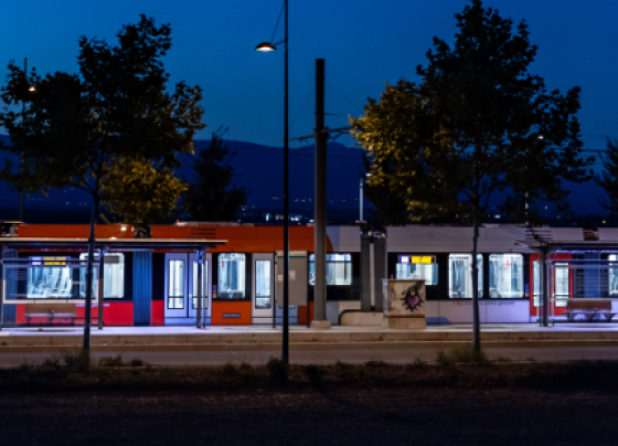 Photo d'un tram tpg de nuit, transport public