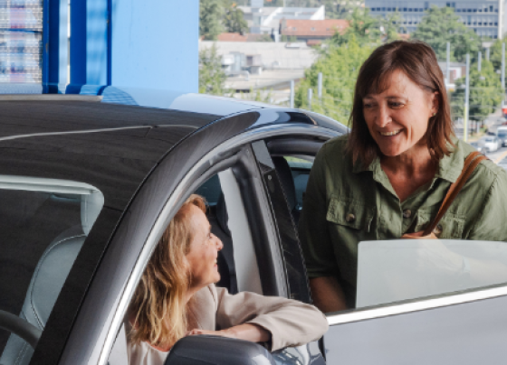 Photo d'une voiture dans un parking P+R, covoiturage, plusieurs personnes