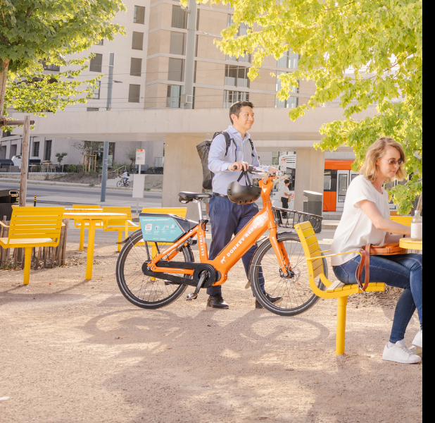 Photo d'un cycliste sur un vélo Donkey Republic. Vélopartage